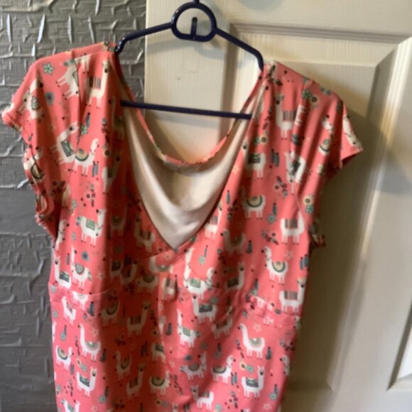 Soft pink v-neck lightweight top with llamas - Picture 6 of 6